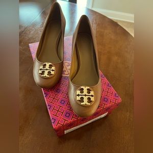 Tory Burch Claire Calf leather Royal tan ballerina pumps size 8.5 like new